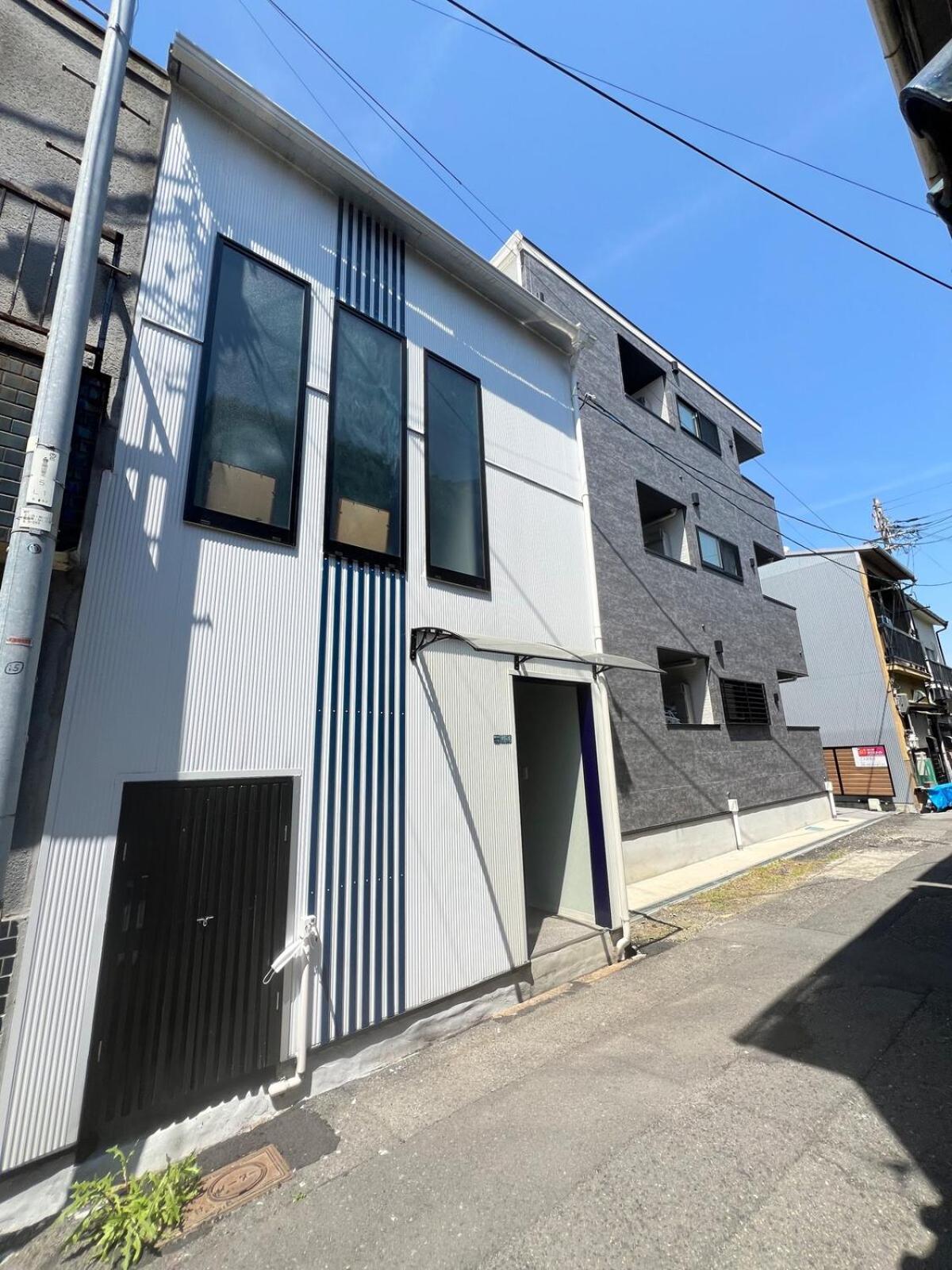 Newly Opened, 3 Min Walk To Hanazonocho Subway Station, Large Flat! 3 Min Drive To Namba! * Osaka